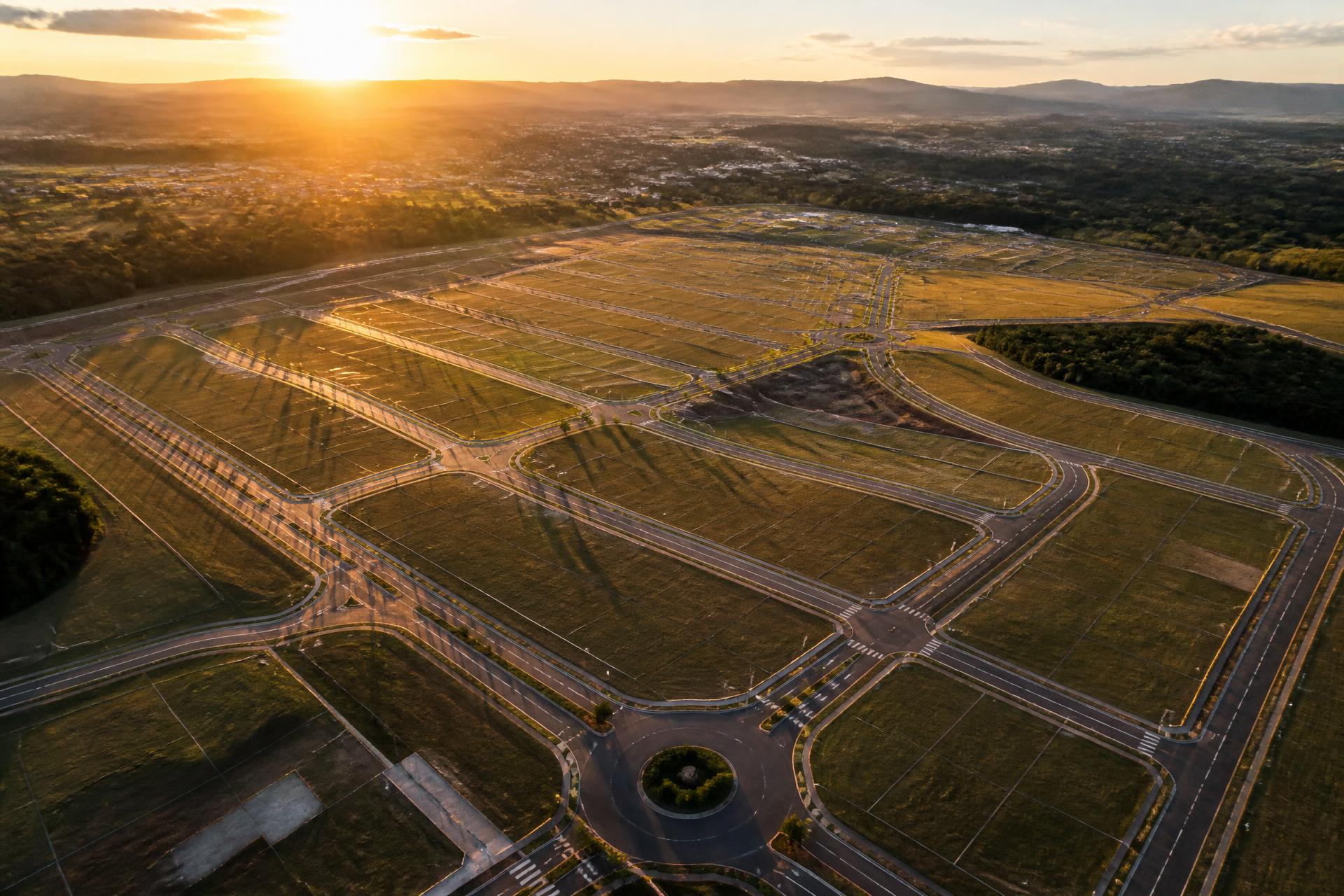 Vista aérea de um loteamento urbanizado ao entardecer